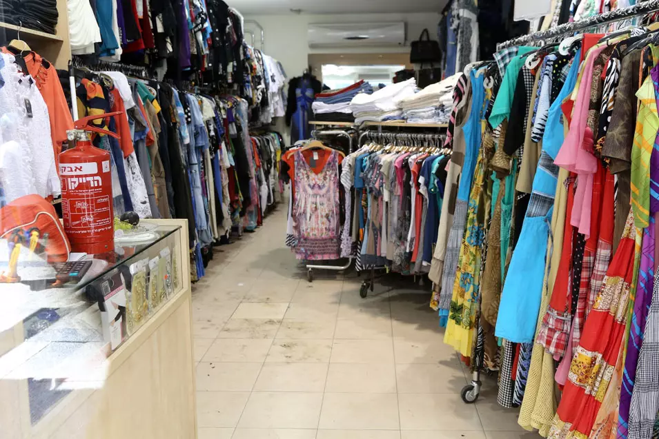 אם ובתה נפגעו בשריפה בחנות בגדים בחיפה