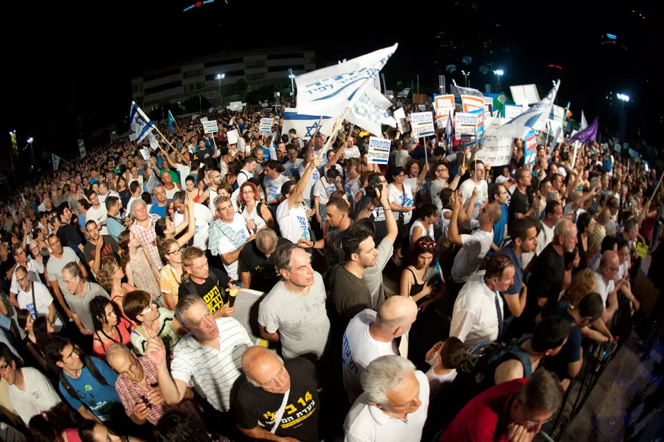 אלפים בהפגנה במוזיאון תל אביב