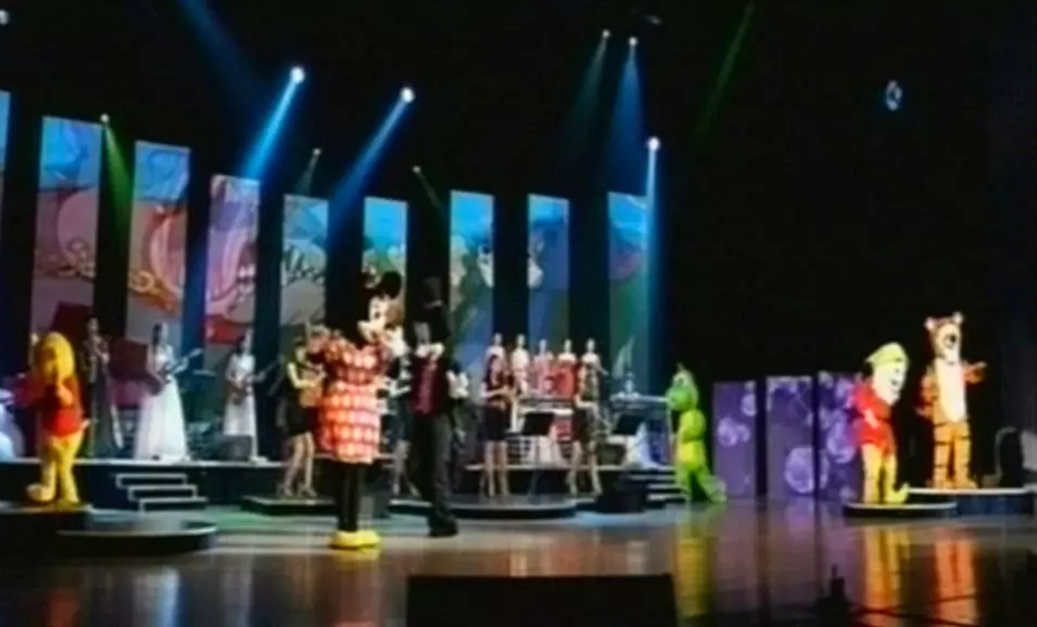 מיני מאוס על הבמה במעמד קים ג'ונג-און