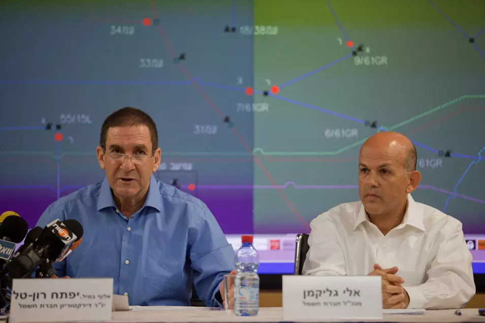 "החברה נערכת בחודשים האחרונים לאפשרות של מחסור". מנכ"ל חברת החשמל, אלי גליקמן, ויו"ר הדירקטוריון, יפתח רון-טל