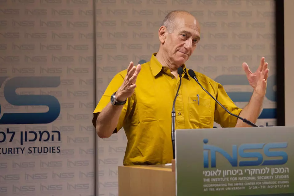 "צר לי שהחליטה לפרוש דווקא בעת הזאת". אולמרט