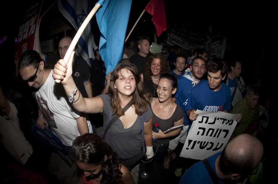 "להסביר גם לתשובה שיש מצב חירום כלכלי ולקחת לו 90%". דפני ליף במהלך הפגנת מחאה