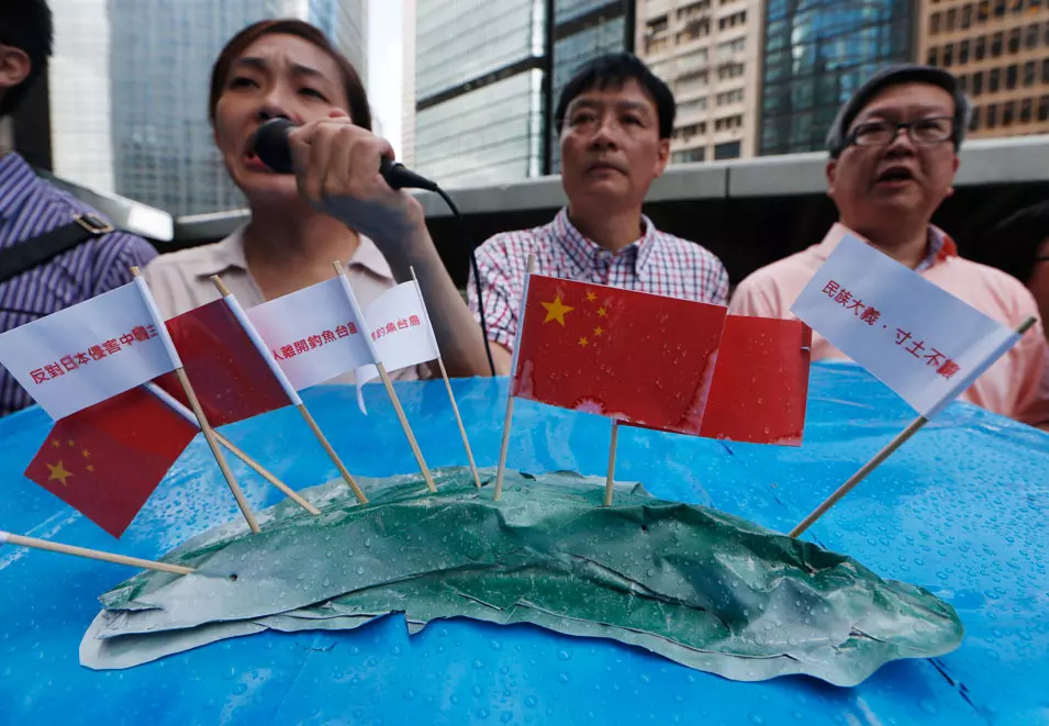 סינים מפגינים מול הקונסוליה היפנית בהונג קונג בתביעה לבעלות על האיים, החודש