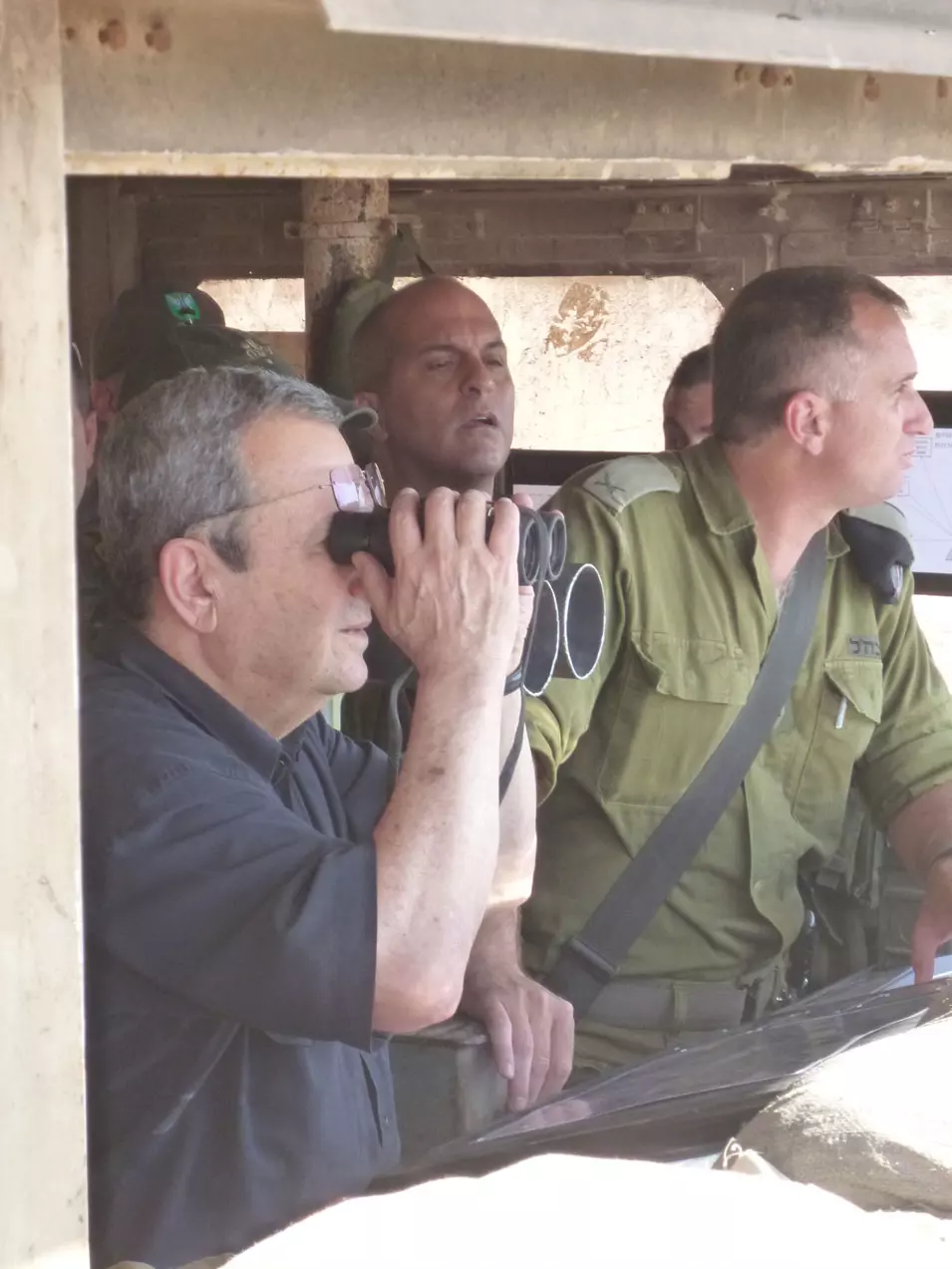 בישראל חוששים. שר הביטחון ברק מסייר בגבול