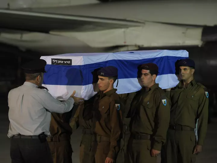 ארונות ההרוגים מתקבלים בנמל התעופה בישראל