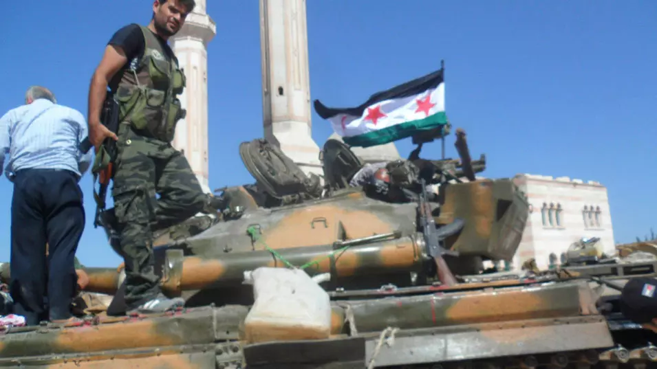 מתגאים בהישגיהם בבירה. לוחמי "הצבא הסורי החופשי" בדמשק