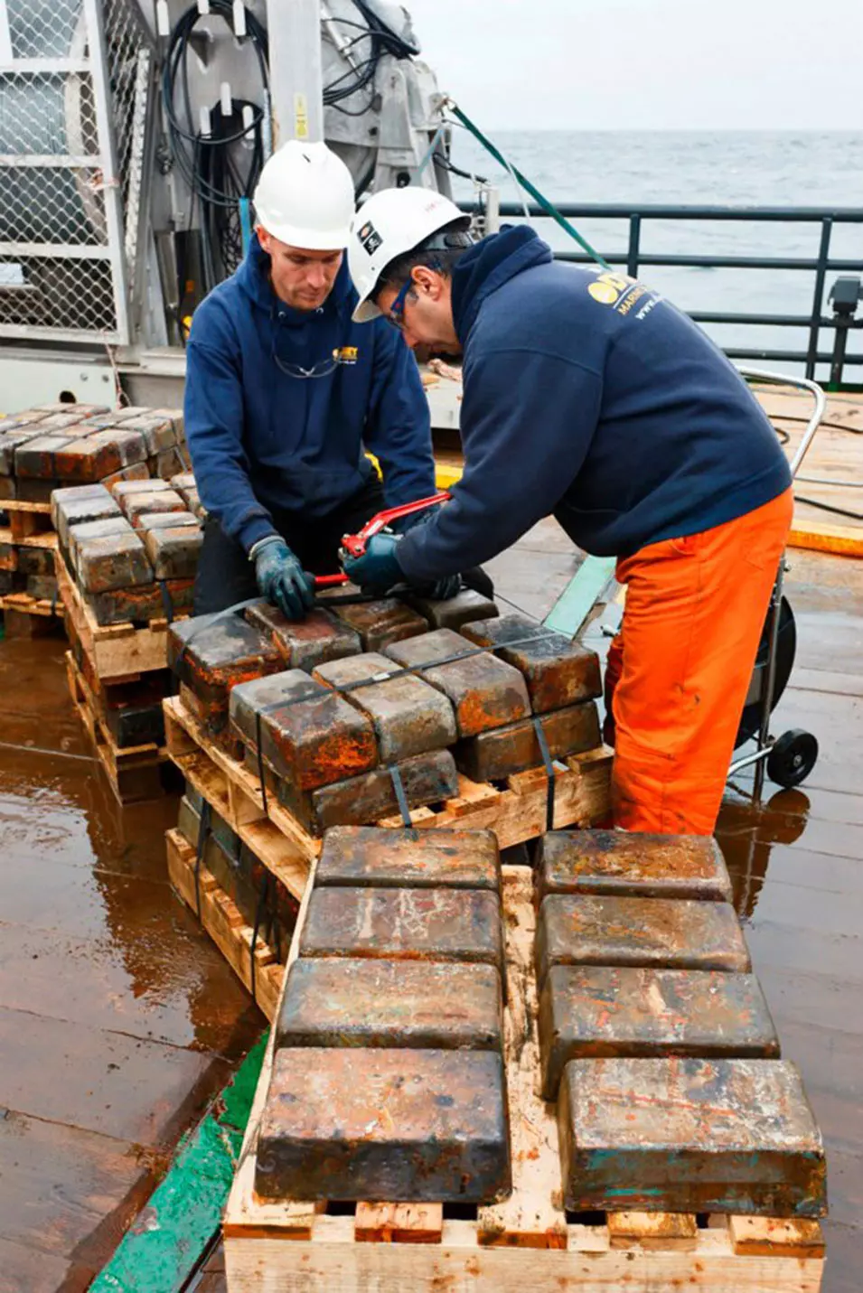 מטילי כסף שאותרו בשרידי הספינה SS גיירסופה באוקיינוס האטלנטי. יולי, 2012