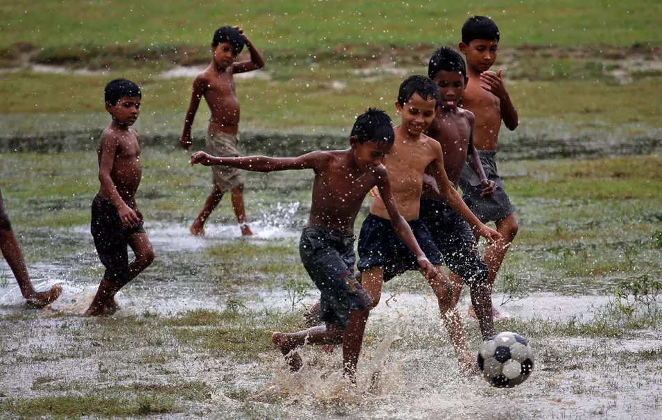 תמונת ספורט אופיינית בבנגלדש. כדורגל