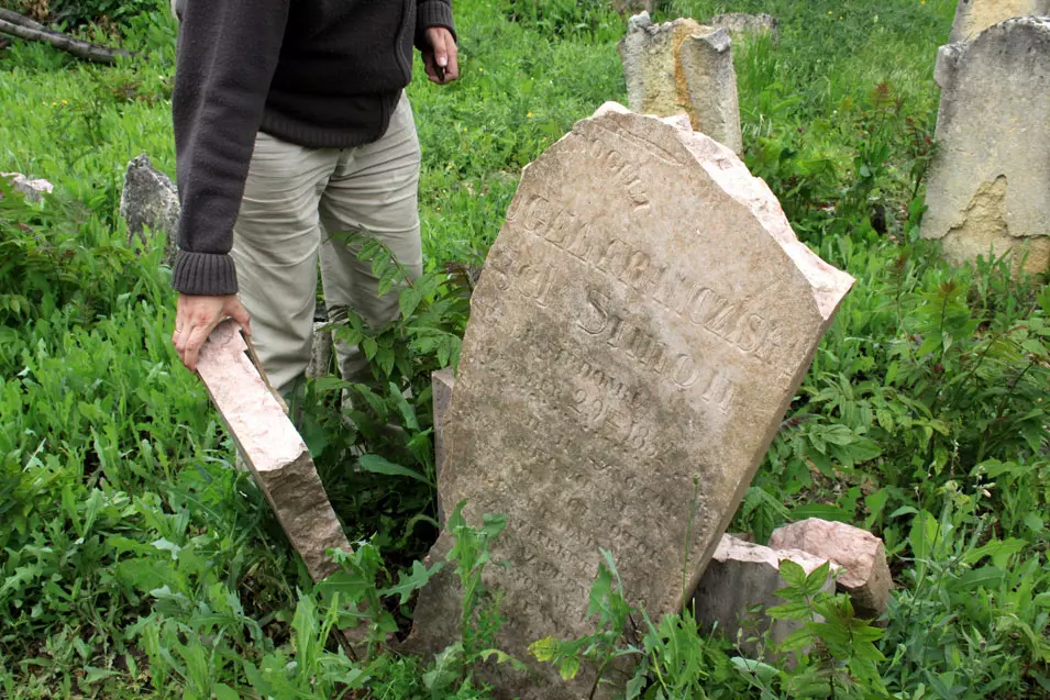 מצבה שנותצה בבית קברות יהודי בהונגריה, ארכיון