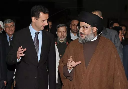 החשש: הנשק יעבור מאסד לגורמים אחרים. נשיא סוריה עם מזכ"ל חיזבאללה חסן נסראללה