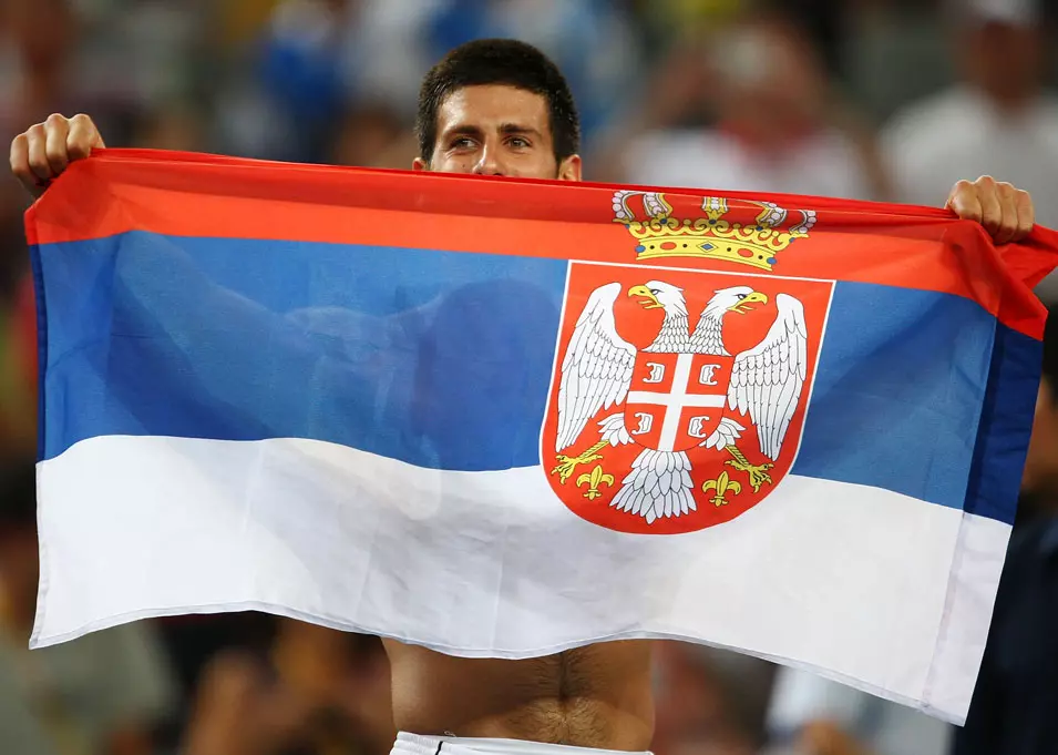נובאק דג'וקוביץ' טניסאי סרבי עם דגל המדינה
