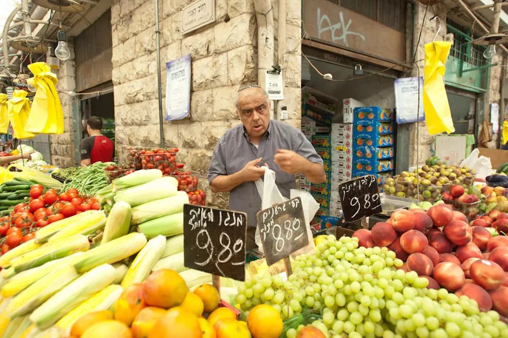 תמיד יהיה לחץ להרחיב את הנחת המע"מ. דוכן פירות בשוק מחנה יהודה