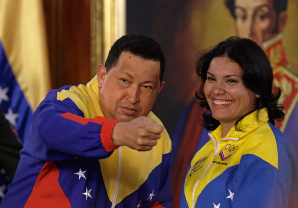 פאביולה ראמוס שחקנית טניס שולחן ונצואלנית עם הוגו צ'אבס