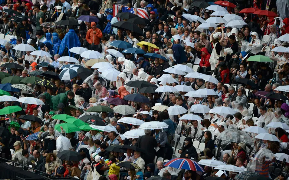 צופים פותחים מטריות בטקס הפתיחה של אולימפיאדת לונדון 2012