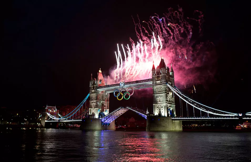 זיקוקים מעל גשר לונדון במהלך טקס הפתיחה של אולימפיאדת לונדון 2012