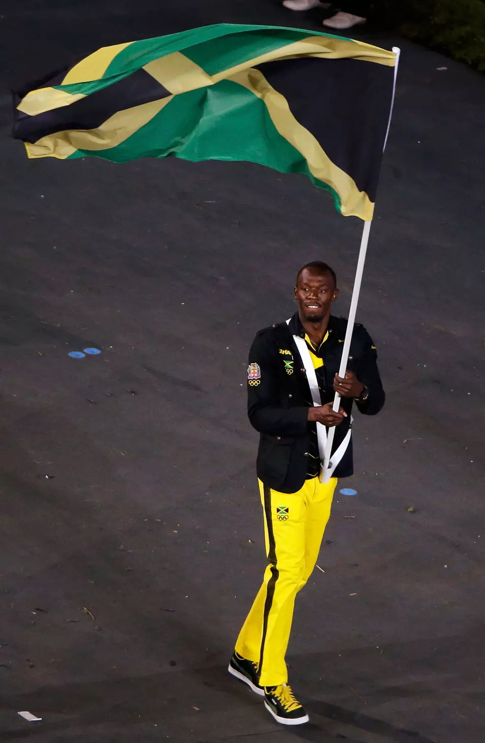יוסאין בולט נושא את דגל ג'מייקה בטקס הפתיחה של אולימפיאדת לונדון 2012