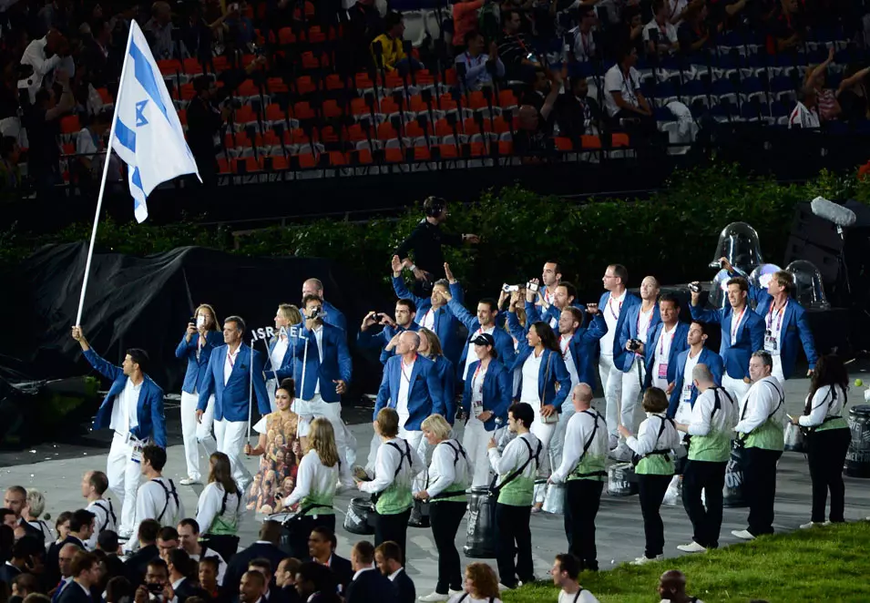 שחר צוברי נושא את דגל ישראל בטקס הפתיחה של אולימפיאדת לונדון 2012