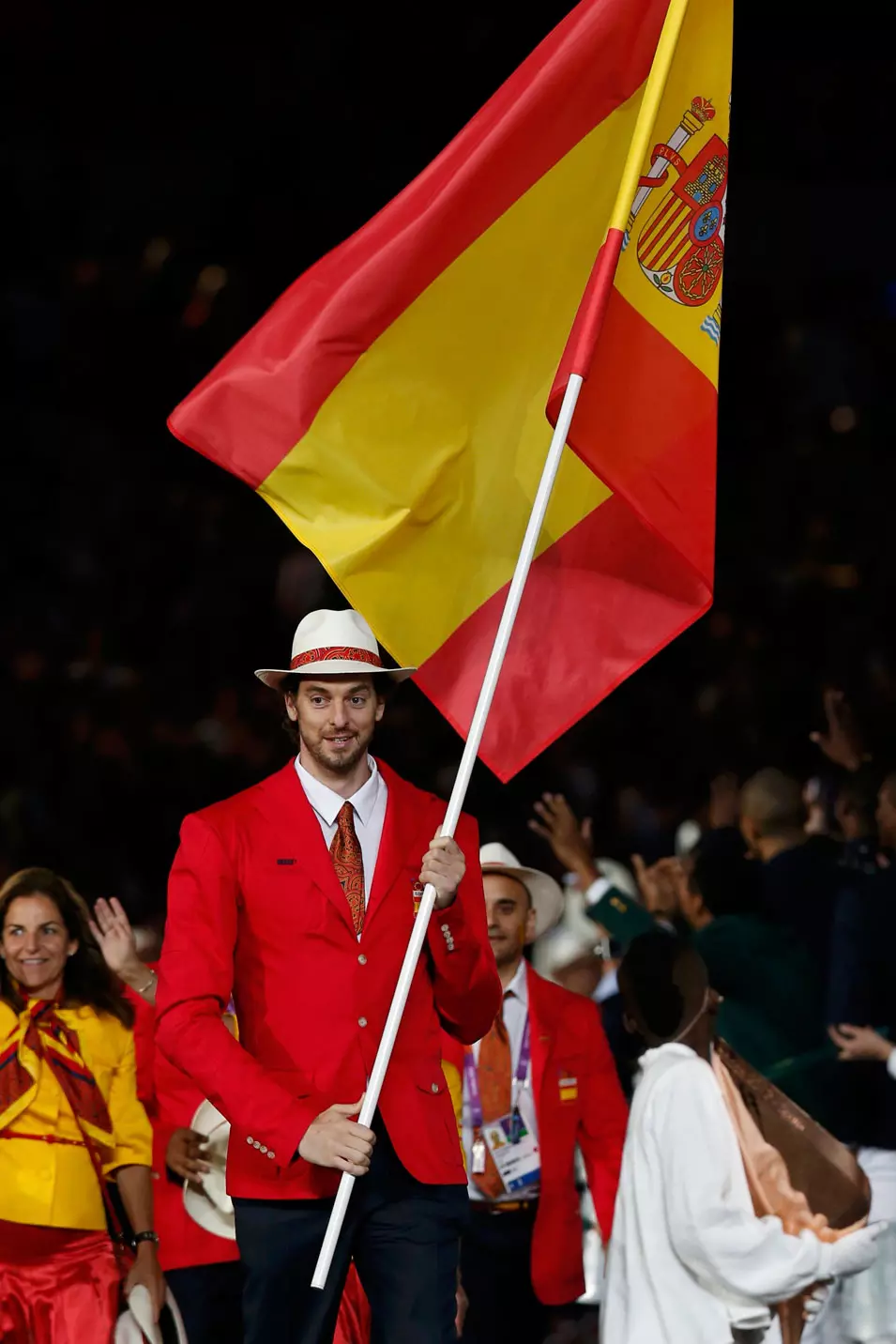 הכדורסלן פאו גאסול נושא את דגל ספרד בטקס הפתיחה של אולימפיאדת לונדון 2012