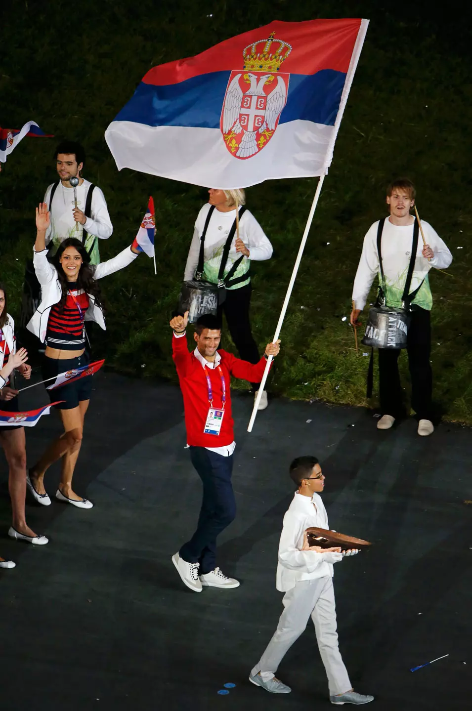 הטניסאי נובאק דג'וקוביץ' נושא את דגל סרביה בטקס הפתיחה של אולימפיאדת לונדון 2012