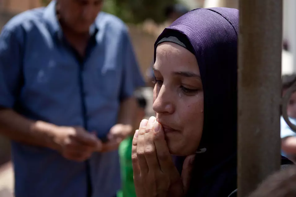 כלפי חוץ, היא דואגת להביע תמיכה בבעלה. "אמרתי לילדים שאבא בבית חולים", אמרה לילה סרסור