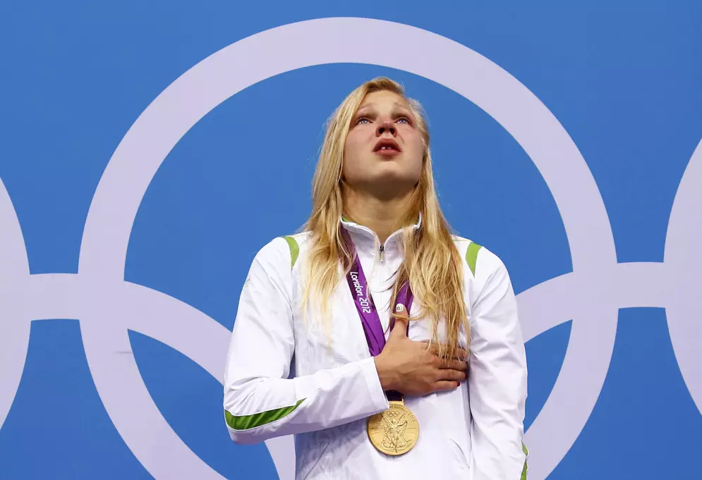 השחיינית הליטאית בת ה-15, רותה מיילוטיטה, נרגשת לאחר הזכייה במדליית הזהב ב-100 מטרים חזה