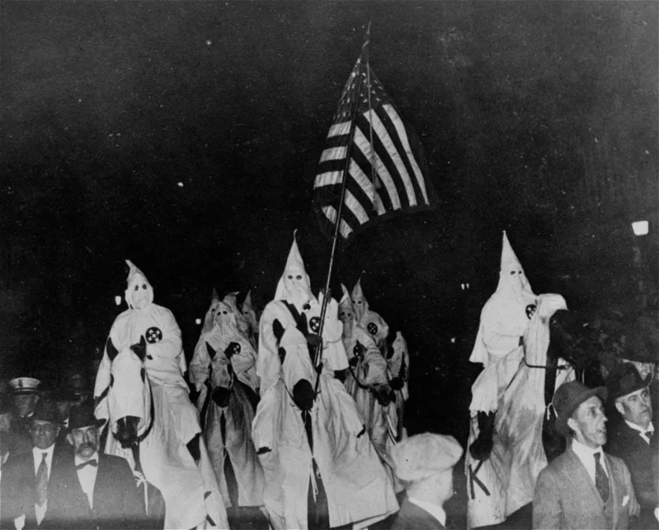 יותר מ-150 שנה של טרור נגד מיעוטים. עצרת של הקוט-קלאקס-קלאן באוקלהומה ב-1923