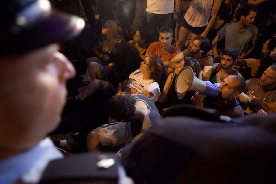 מפגינים נעצרים במהלך הפגנת המחאה החברתית בתל אביב