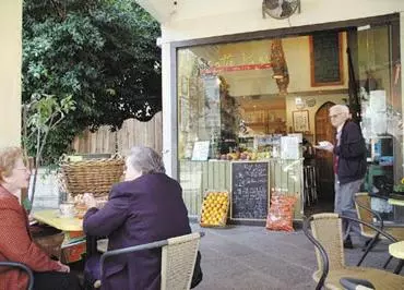 אזטו. לסגור עניינים על מיץ תפוזים סחוט