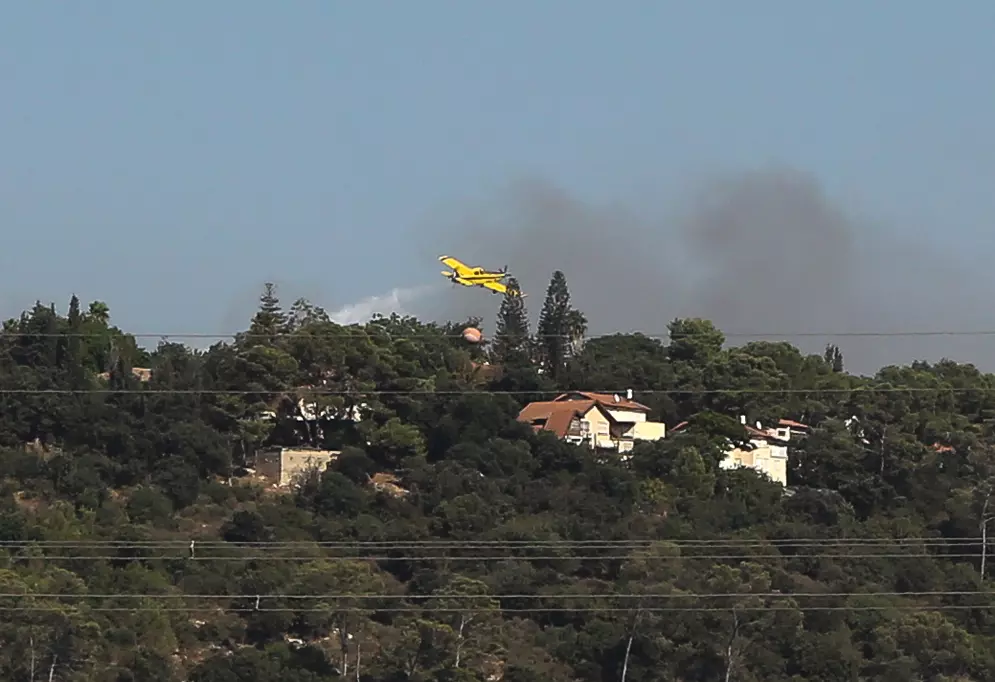 מנסים להשתלט על הלהבות