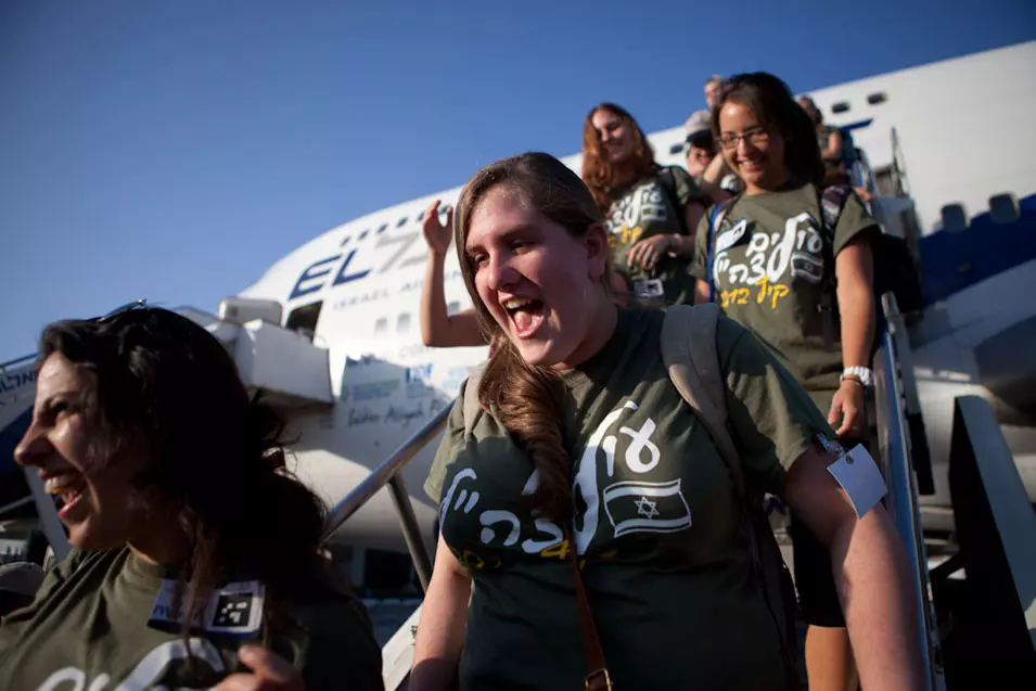 חברי התנועה בירידה מהמטוס