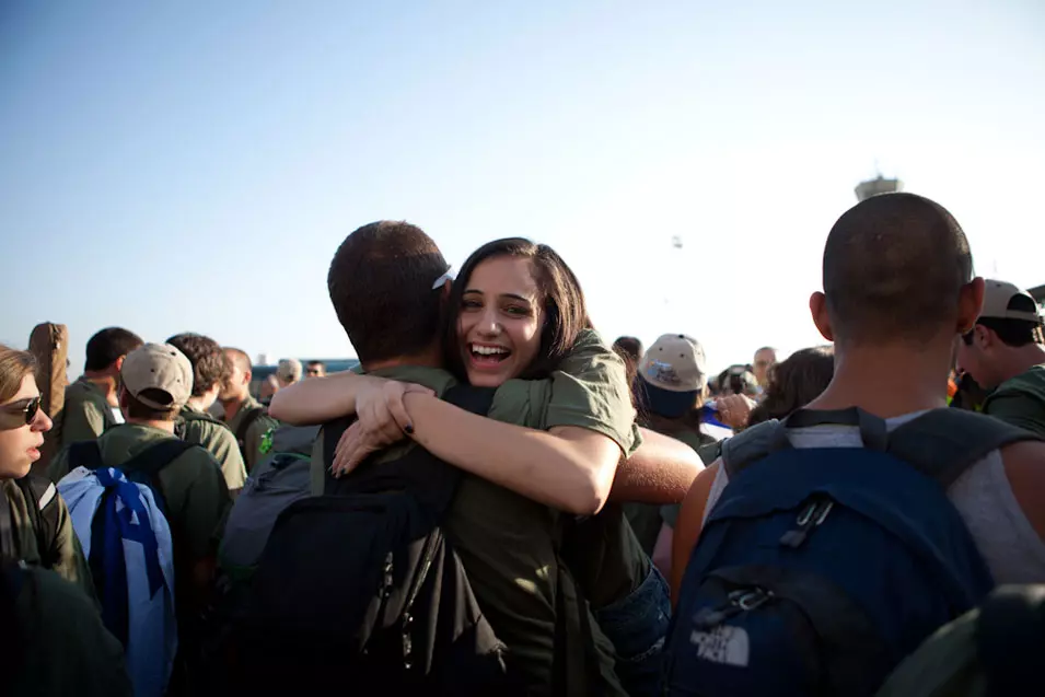 חברי התנועה נוחתים בישראל. "שונה מכל מה שדמיינתי"