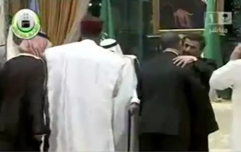 אחמדינג'ד ומורסי מתחבקים בפגישתם בערב הסעודית השבוע