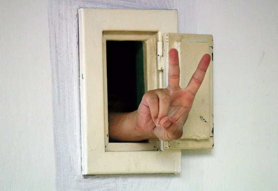 אסיר פלסטיני בכלא הדרים מסמן וי