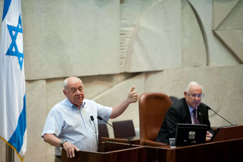 "דיכטר הוא איש עתיר זכויות". בר-און היום במליאה