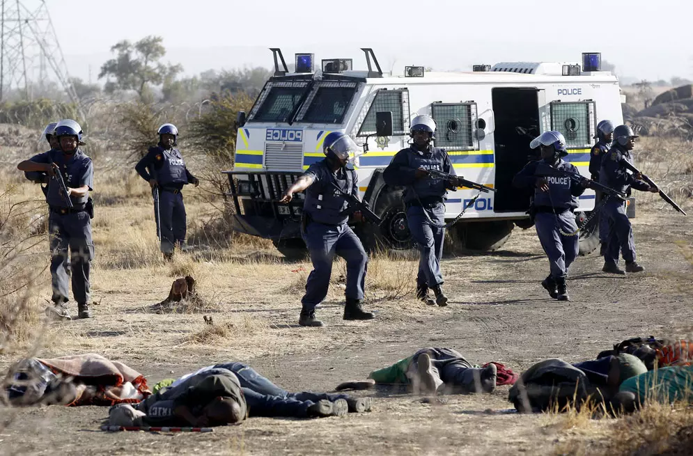 שוטרים יורים למוות במפגינים בדרום אפריקה. אוגוסט 2012