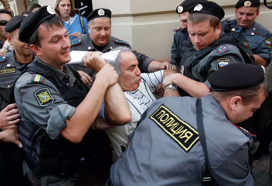 שחקן השח המפורסם קספרוב נעצר בהפגנה