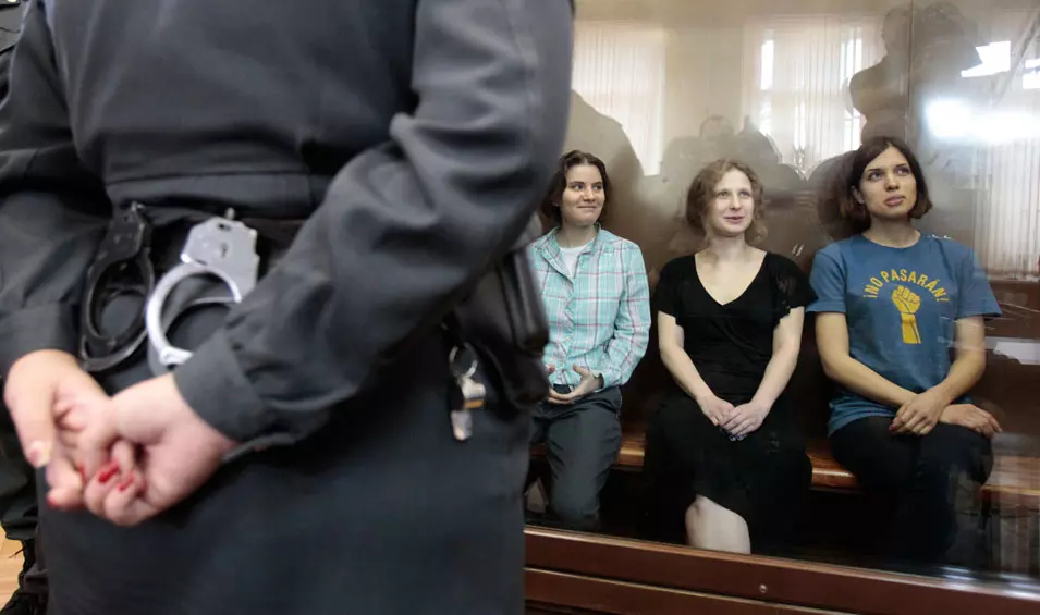 נושא: בנות להקת פוסי ריוט בהרשעתן בבית המשפט במוסקבה, רוסיה, אוגוסט 12