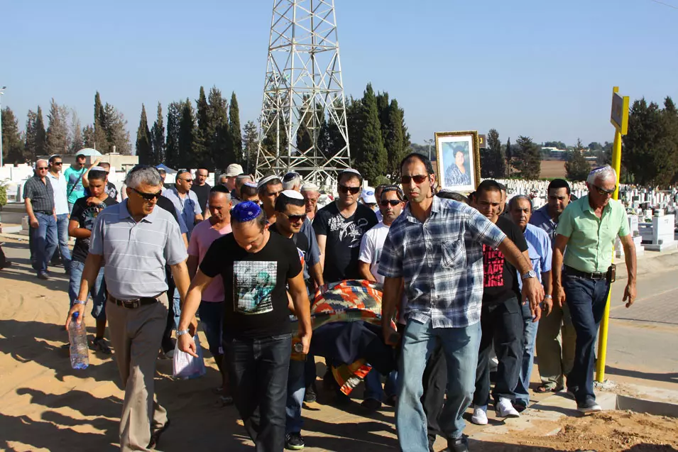 מחפשים אחר הדורס. הלוויית ההרוגות בתאונה