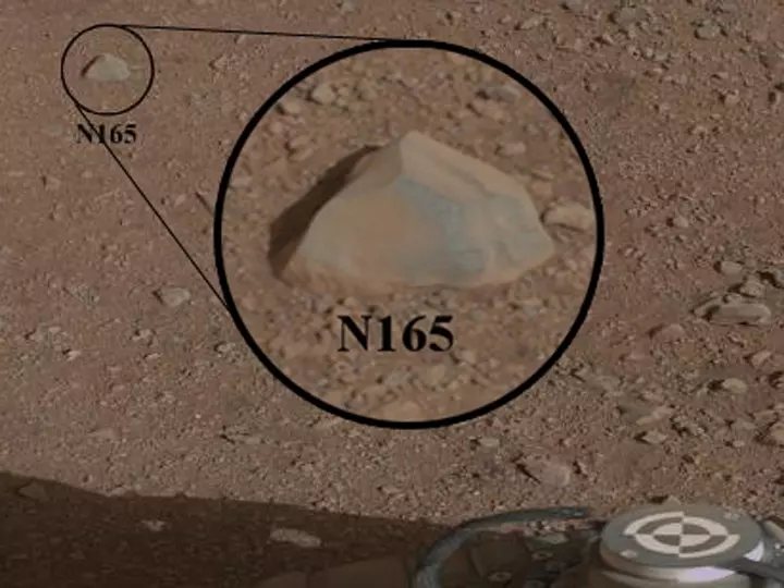 תצלום מהניסוי הראשון שערכה "קיוריוסיטי" על פני מאדים. הגשושית חוקרת את הרכב הסלע באמצעות קרן לייזר