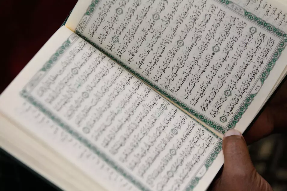 "העדים אמרו כי הוא קרע דפים מהקוראן"