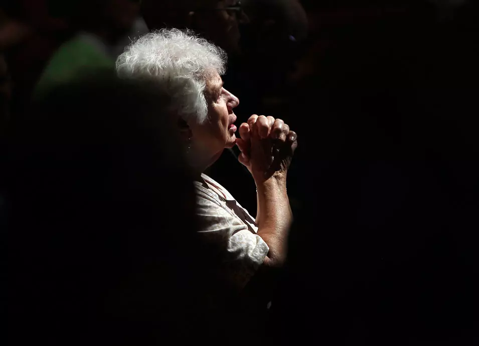 באמונה. תפילה לזכר קורבנות הטבח בהקרנת "באטמן", בחודש שעבר בכנסייה קתולית באורורה שבקולורדו