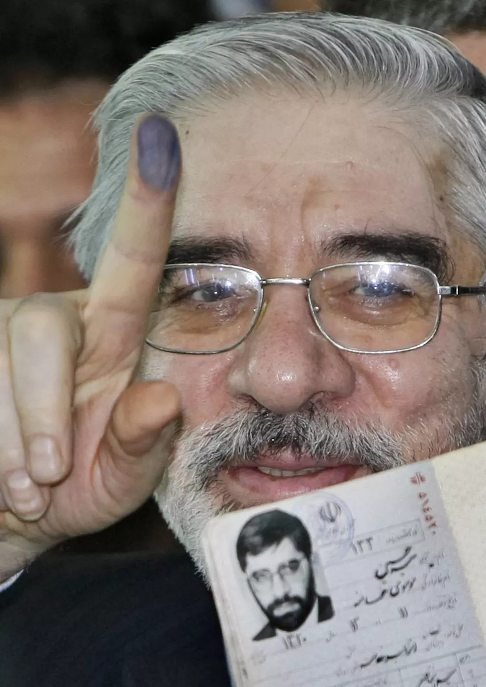 15 דקות של תהילה. מיר חוסיין מוסאווי מצביע בבחירות, יוני 2009