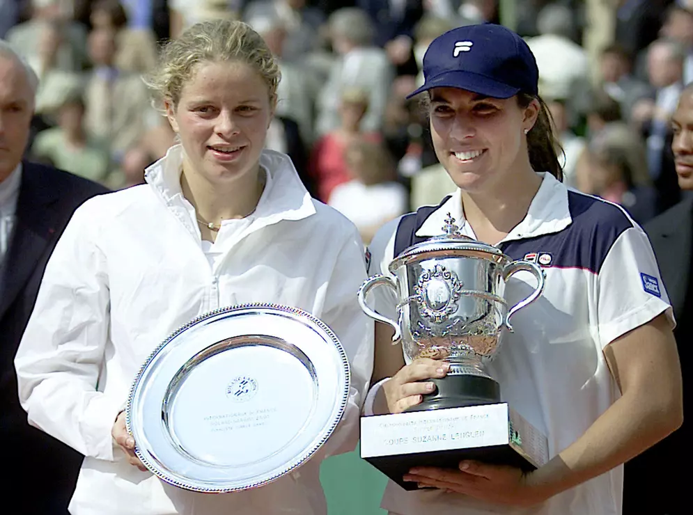 קים קלייסטרס טניסאית בלגית (שמאל) עם ג'ניפר קפריאטי טניסאית אמריקאית אחרי גמר רולאן גארוס 2001