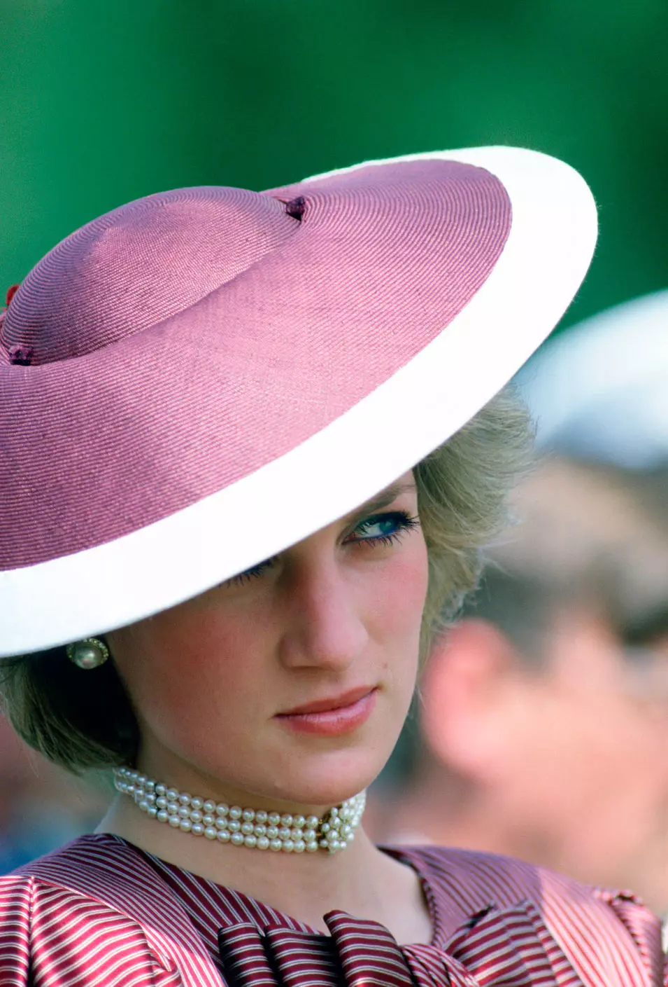 הנסיכה דיאנה בכובע של הכובכן פרדריק פוקס ותכשיטי פנינים בעת ביקור באנציו, איטליה, 28 אפריל 1985