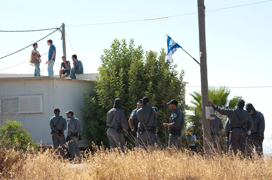 המשטרה פרצה למבנה בו התבצרו הפעילים