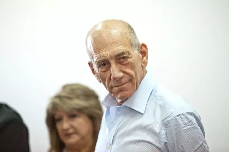 אולמרט בבית המשפט
