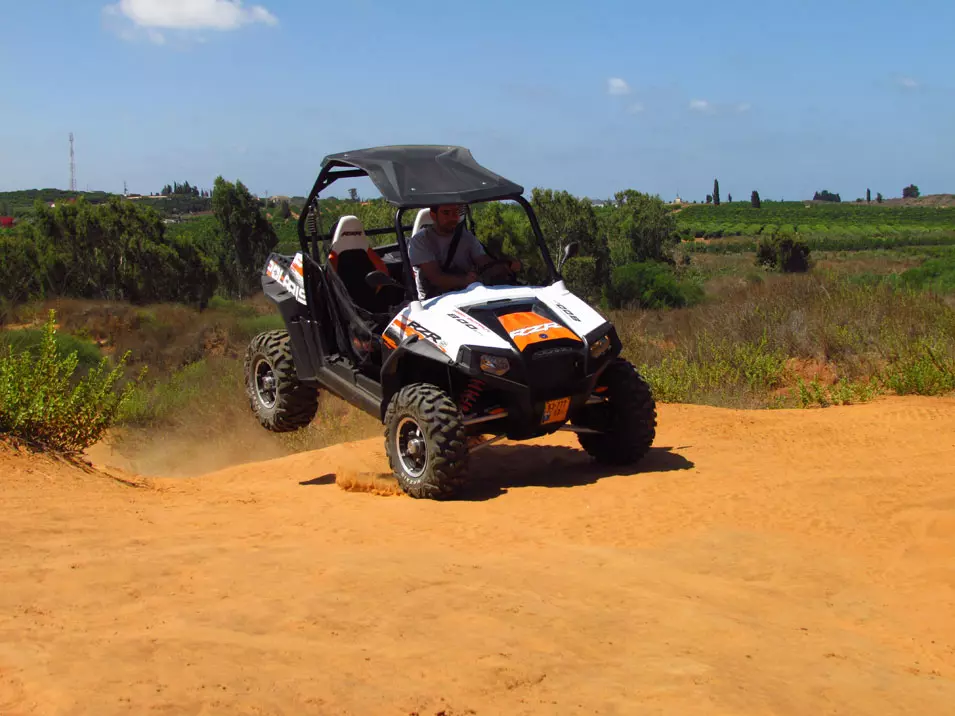 פולאריס RZR הוא הכלי הצעיר והספורטיבי מבין השניים