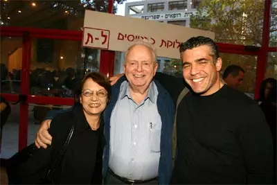 אנו נושאים לפידים