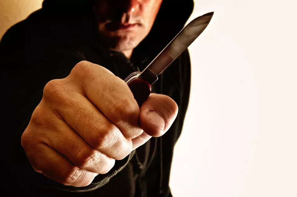 השודד חשוד כי תקף את הקשיש בסכין