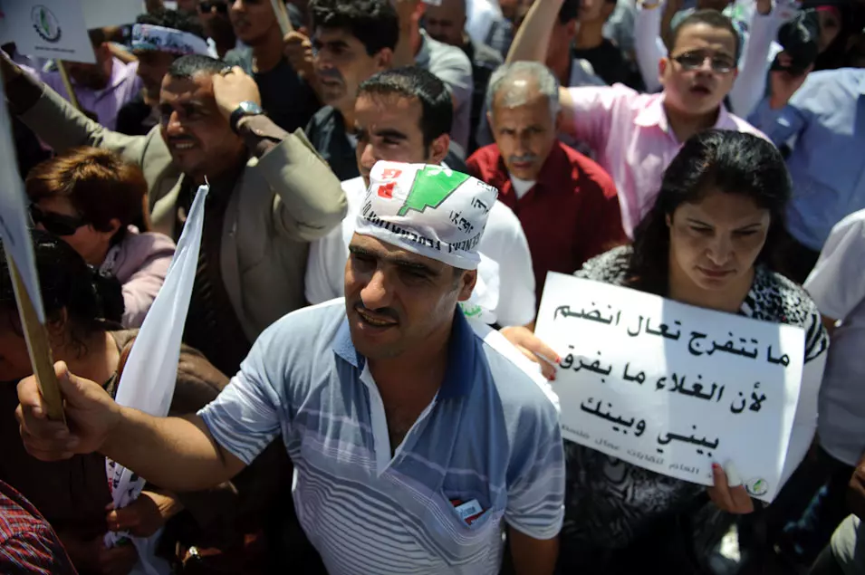 הפלסטינים מוחים, פיאד מגיב. הפגנה ברמאללה היום